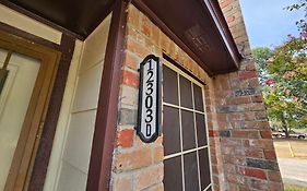 Centrally Located Houston Retreat! Sleeps 8, 10 Min To Downtown, Free Parking
